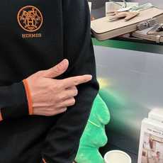爱马仕Hermes2025官网秋冬季最新款圆领毛衣,专柜同步在售爆款!特供羊毛混纺面料.手感舒适.可直接 爱马仕Hermes2025官网秋冬季最新款圆领毛衣,专柜同步在售爆款!特供羊毛混纺面料.手感舒适.可直接