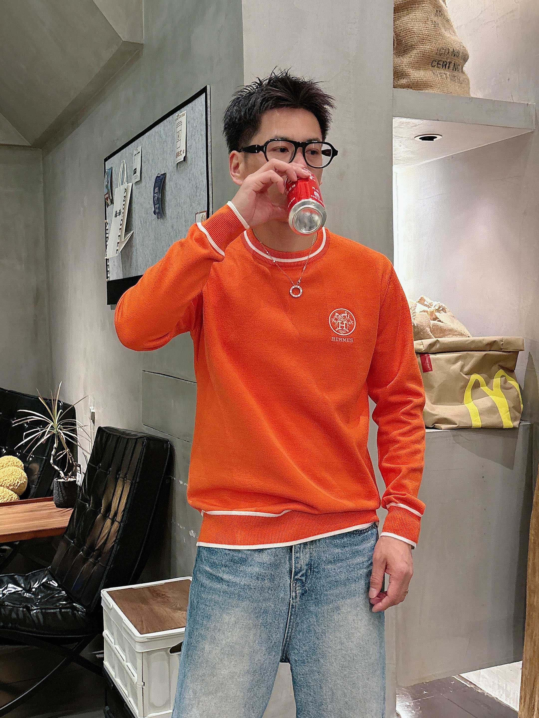 NO:563877,Hermes2025 official website has the latest round neck sweaters for autumn and winter, and the hottest models are on sale at the same time at the counters!  Specially made of wool blended fabric. It feels comfortable. It can be directly in contact with the skin. The logo badge is exquisite and extremely eye-catching!  The details highlight the fashionable charm of big brands. Exquisite workmanship. Three-dimensional cutting style. The wearing effect is invincible and handsome!  All three standards are complete!  Size M-3XL,,hermes,hermes,sweaters,alexander wang19860909爱马仕Hermes2025官网秋冬季最新款圆领毛衣,专柜同步在售爆款！特供羊毛混纺面料.手感舒适.可直接接触皮肤,logo徽章精致标志,极为抢眼！细节凸显大牌时尚魅力.精致做工.立体裁剪风格.穿着效果无敌帅气！三标齐全！码数M-3XL,,hermes,hermes,sweaters,alexander wang,Men's clothing