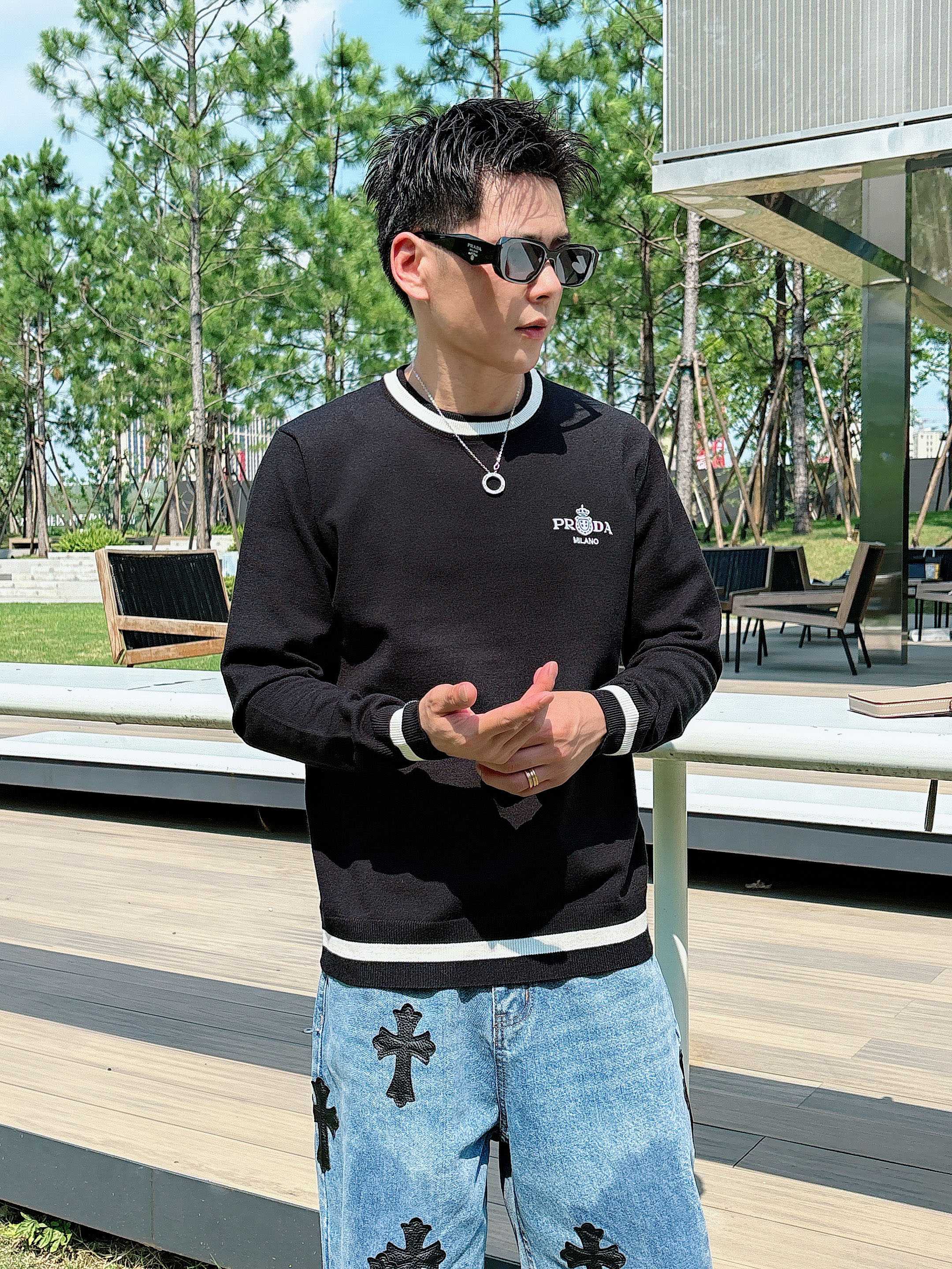 普拉达Prada 2025官网秋冬季最新款圆领毛衣，专柜同步在售爆款！特供羊毛混纺面料.手感舒适.可直接