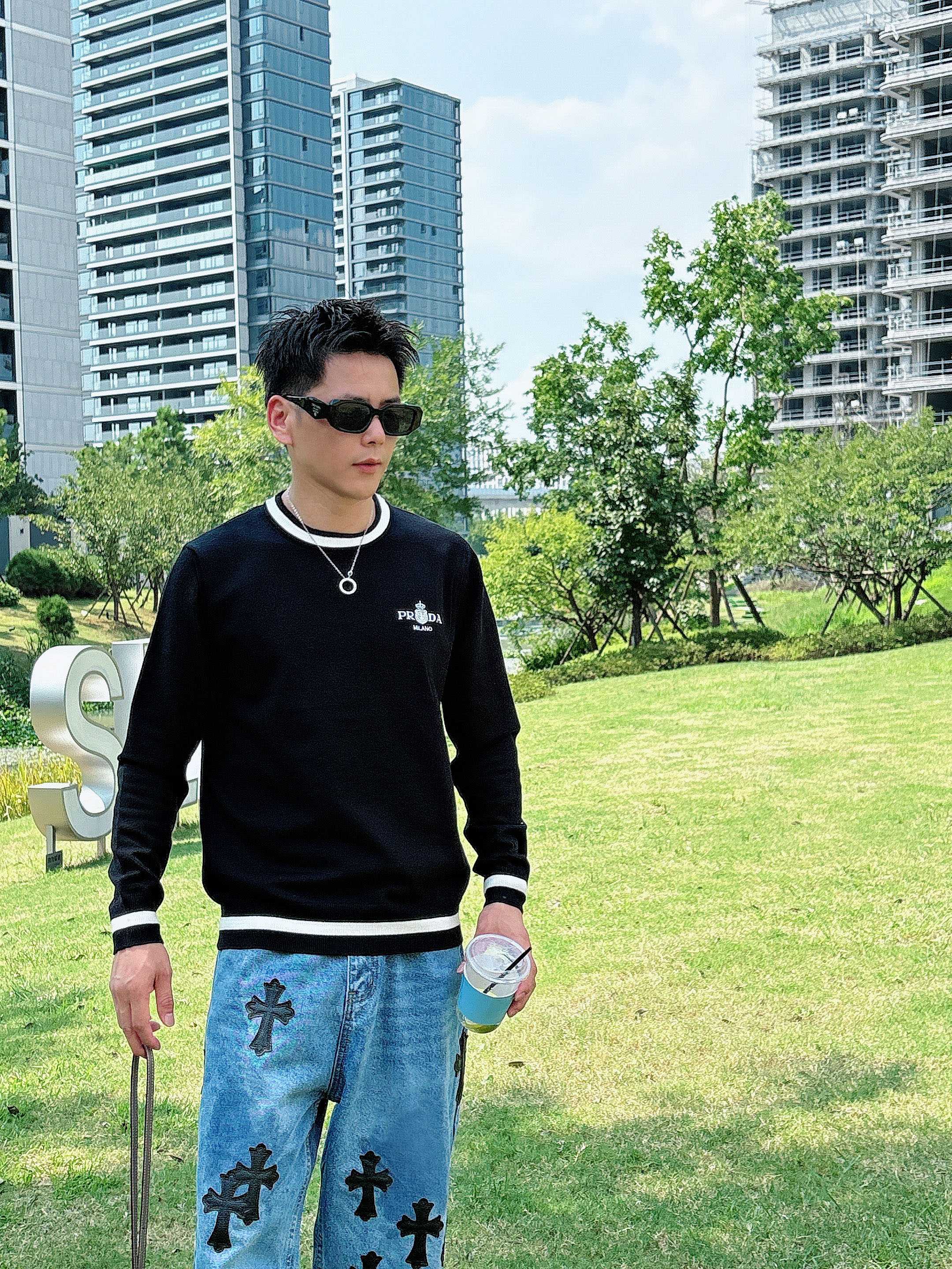普拉达Prada 2025官网秋冬季最新款圆领毛衣，专柜同步在售爆款！特供羊毛混纺面料.手感舒适.可直接