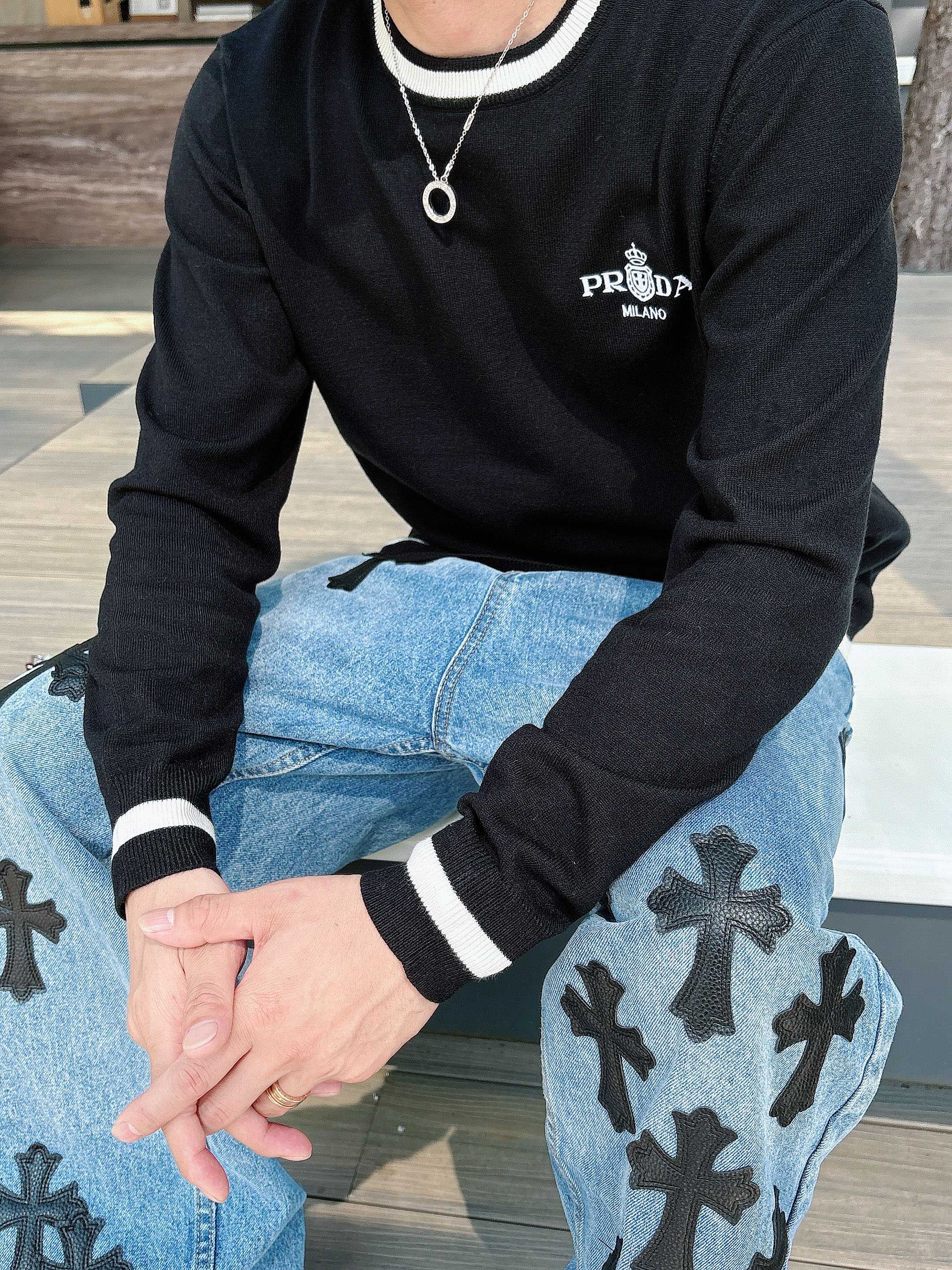 普拉达Prada 2025官网秋冬季最新款圆领毛衣，专柜同步在售爆款！特供羊毛混纺面料.手感舒适.可直接
