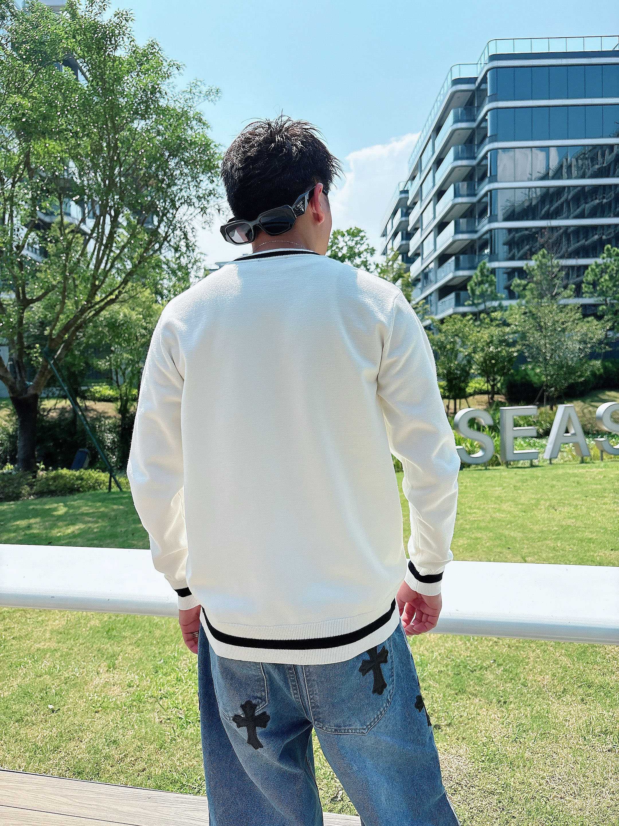 普拉达Prada 2025官网秋冬季最新款圆领毛衣，专柜同步在售爆款！特供羊毛混纺面料.手感舒适.可直接
