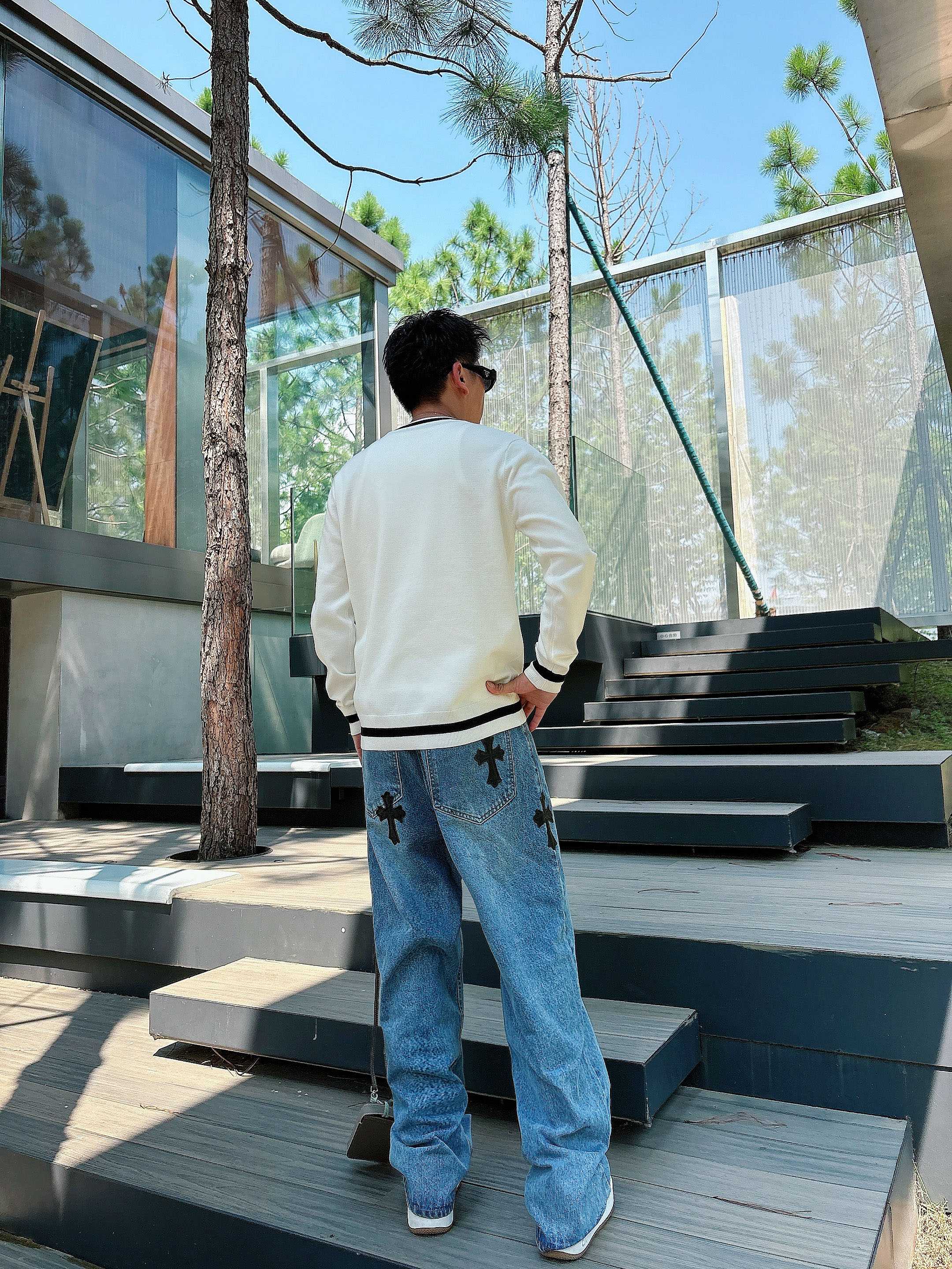 普拉达Prada 2025官网秋冬季最新款圆领毛衣，专柜同步在售爆款！特供羊毛混纺面料.手感舒适.可直接