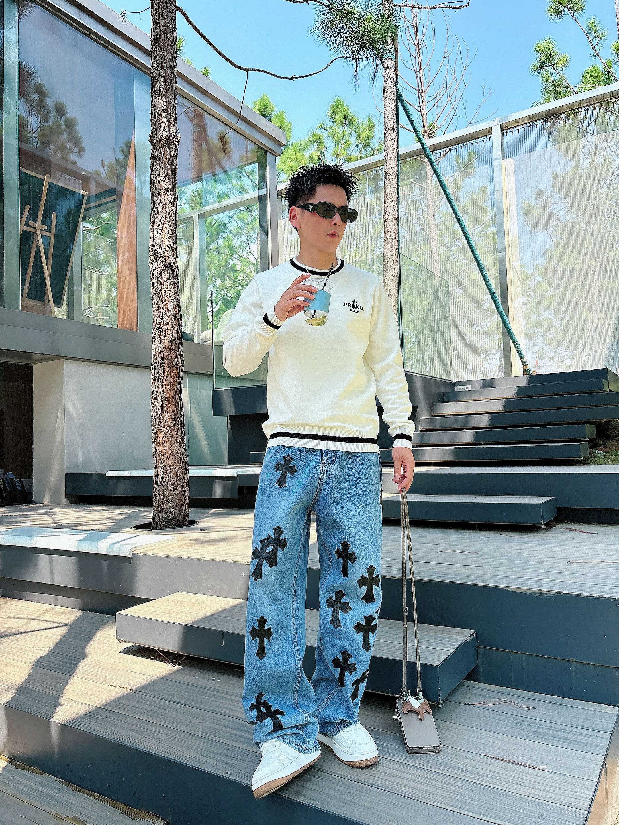 普拉达Prada 2025官网秋冬季最新款圆领毛衣，专柜同步在售爆款！特供羊毛混纺面料.手感舒适.可直接
