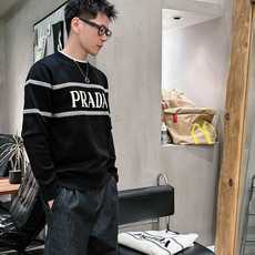 普拉达Prada 2025官网秋冬季最新款圆领毛衣,专柜同步在售爆款!特供羊毛混纺面料.手感舒适.可直接 普拉达Prada 2025官网秋冬季最新款圆领毛衣,专柜同步在售爆款!特供羊毛混纺面料.手感舒适.可直接