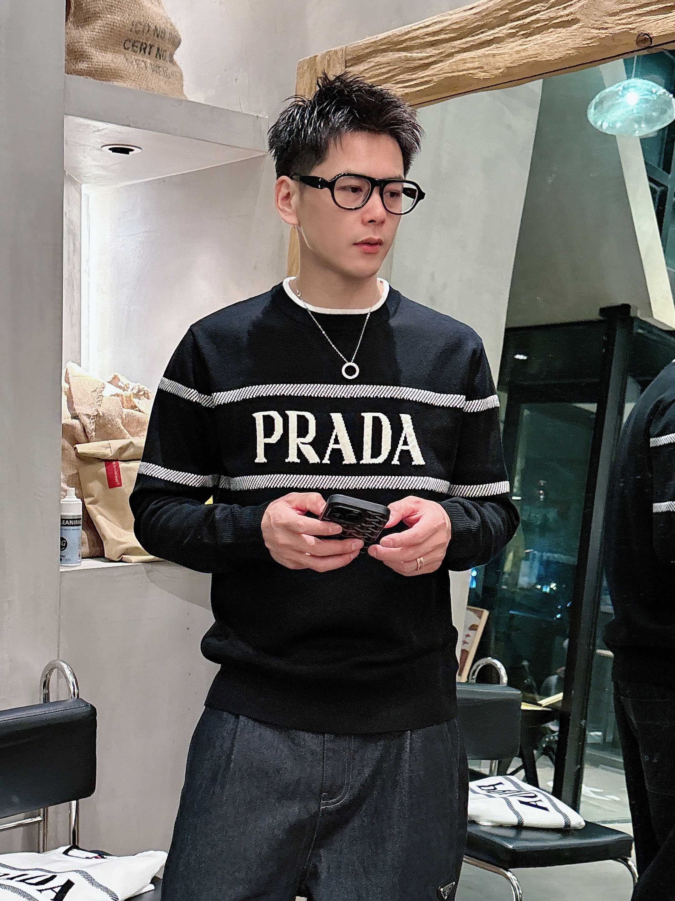 普拉达Prada 2025官网秋冬季最新款圆领毛衣，专柜同步在售爆款！特供羊毛混纺面料.手感舒适.可直接