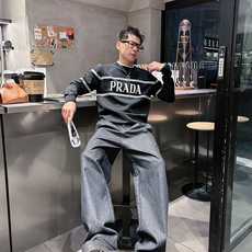 普拉达Prada 2025官网秋冬季最新款圆领毛衣,专柜同步在售爆款!特供羊毛混纺面料.手感舒适.可直接 普拉达Prada 2025官网秋冬季最新款圆领毛衣,专柜同步在售爆款!特供羊毛混纺面料.手感舒适.可直接