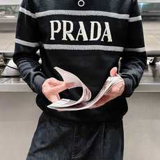 普拉达Prada 2025官网秋冬季最新款圆领毛衣,专柜同步在售爆款!特供羊毛混纺面料.手感舒适.可直接 普拉达Prada 2025官网秋冬季最新款圆领毛衣,专柜同步在售爆款!特供羊毛混纺面料.手感舒适.可直接