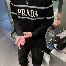 普拉达Prada 2025官网秋冬季最新款圆领毛衣,专柜同步在售爆款!特供羊毛混纺面料.手感舒适.可直接 普拉达Prada 2025官网秋冬季最新款圆领毛衣,专柜同步在售爆款!特供羊毛混纺面料.手感舒适.可直接