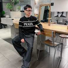 普拉达Prada 2025官网秋冬季最新款圆领毛衣,专柜同步在售爆款!特供羊毛混纺面料.手感舒适.可直接 普拉达Prada 2025官网秋冬季最新款圆领毛衣,专柜同步在售爆款!特供羊毛混纺面料.手感舒适.可直接