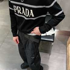 普拉达Prada 2025官网秋冬季最新款圆领毛衣,专柜同步在售爆款!特供羊毛混纺面料.手感舒适.可直接 普拉达Prada 2025官网秋冬季最新款圆领毛衣,专柜同步在售爆款!特供羊毛混纺面料.手感舒适.可直接