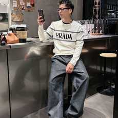 普拉达Prada 2025官网秋冬季最新款圆领毛衣,专柜同步在售爆款!特供羊毛混纺面料.手感舒适.可直接 普拉达Prada 2025官网秋冬季最新款圆领毛衣,专柜同步在售爆款!特供羊毛混纺面料.手感舒适.可直接
