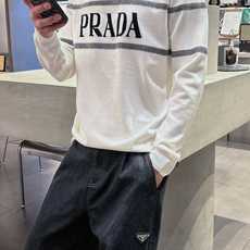 普拉达Prada 2025官网秋冬季最新款圆领毛衣,专柜同步在售爆款!特供羊毛混纺面料.手感舒适.可直接 普拉达Prada 2025官网秋冬季最新款圆领毛衣,专柜同步在售爆款!特供羊毛混纺面料.手感舒适.可直接