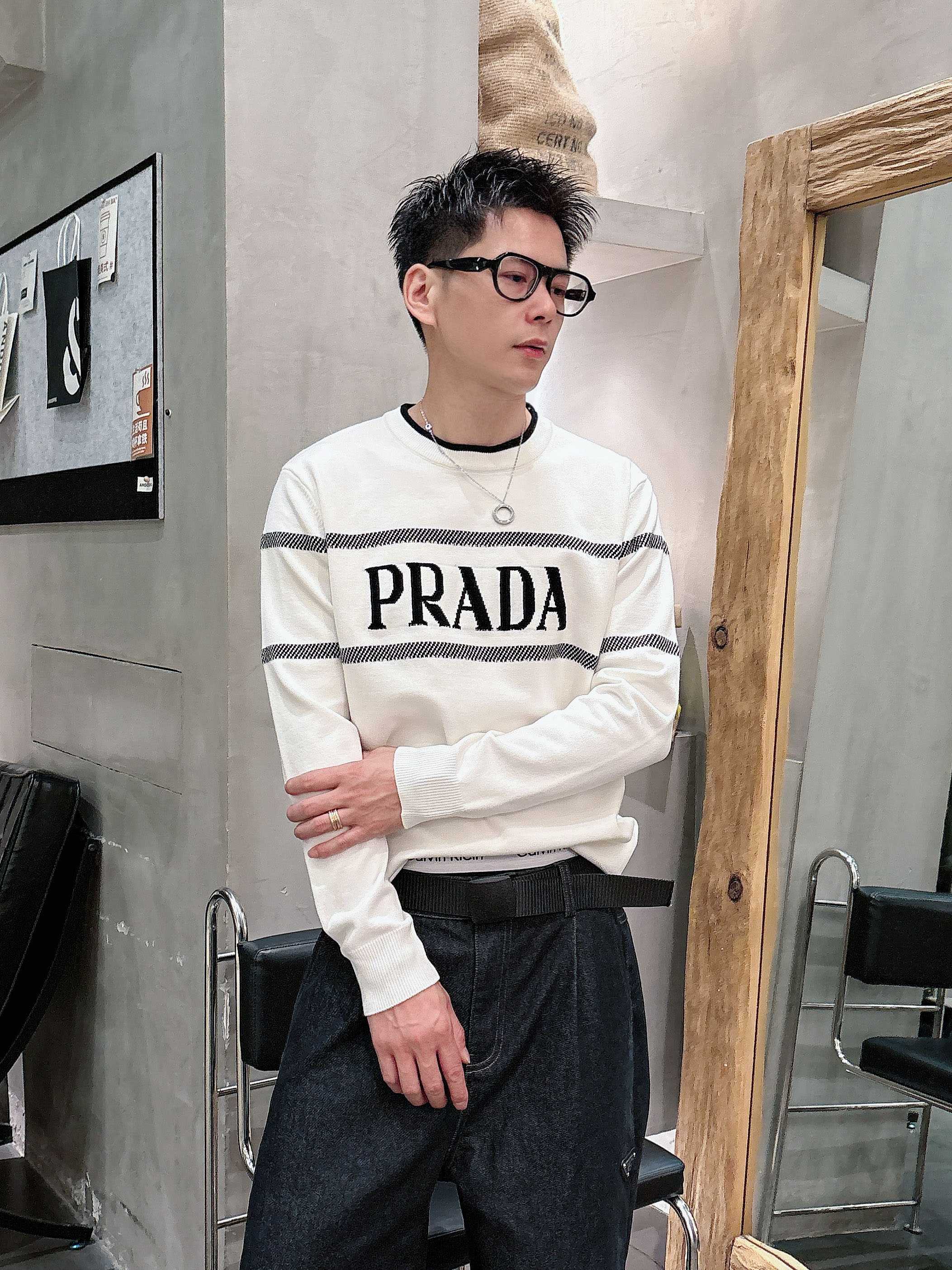 普拉达Prada 2025官网秋冬季最新款圆领毛衣，专柜同步在售爆款！特供羊毛混纺面料.手感舒适.可直接