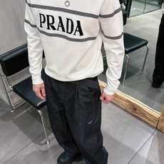 普拉达Prada 2025官网秋冬季最新款圆领毛衣,专柜同步在售爆款!特供羊毛混纺面料.手感舒适.可直接 普拉达Prada 2025官网秋冬季最新款圆领毛衣,专柜同步在售爆款!特供羊毛混纺面料.手感舒适.可直接