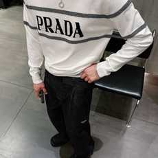 普拉达Prada 2025官网秋冬季最新款圆领毛衣,专柜同步在售爆款!特供羊毛混纺面料.手感舒适.可直接 普拉达Prada 2025官网秋冬季最新款圆领毛衣,专柜同步在售爆款!特供羊毛混纺面料.手感舒适.可直接