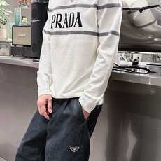 普拉达Prada 2025官网秋冬季最新款圆领毛衣,专柜同步在售爆款!特供羊毛混纺面料.手感舒适.可直接 普拉达Prada 2025官网秋冬季最新款圆领毛衣,专柜同步在售爆款!特供羊毛混纺面料.手感舒适.可直接