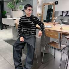 普拉达Prada 2025官网秋冬季最新款圆领毛衣,专柜同步在售爆款!特供羊毛混纺面料.手感舒适.可直接 普拉达Prada 2025官网秋冬季最新款圆领毛衣,专柜同步在售爆款!特供羊毛混纺面料.手感舒适.可直接