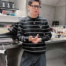 普拉达Prada 2025官网秋冬季最新款圆领毛衣,专柜同步在售爆款!特供羊毛混纺面料.手感舒适.可直接 普拉达Prada 2025官网秋冬季最新款圆领毛衣,专柜同步在售爆款!特供羊毛混纺面料.手感舒适.可直接