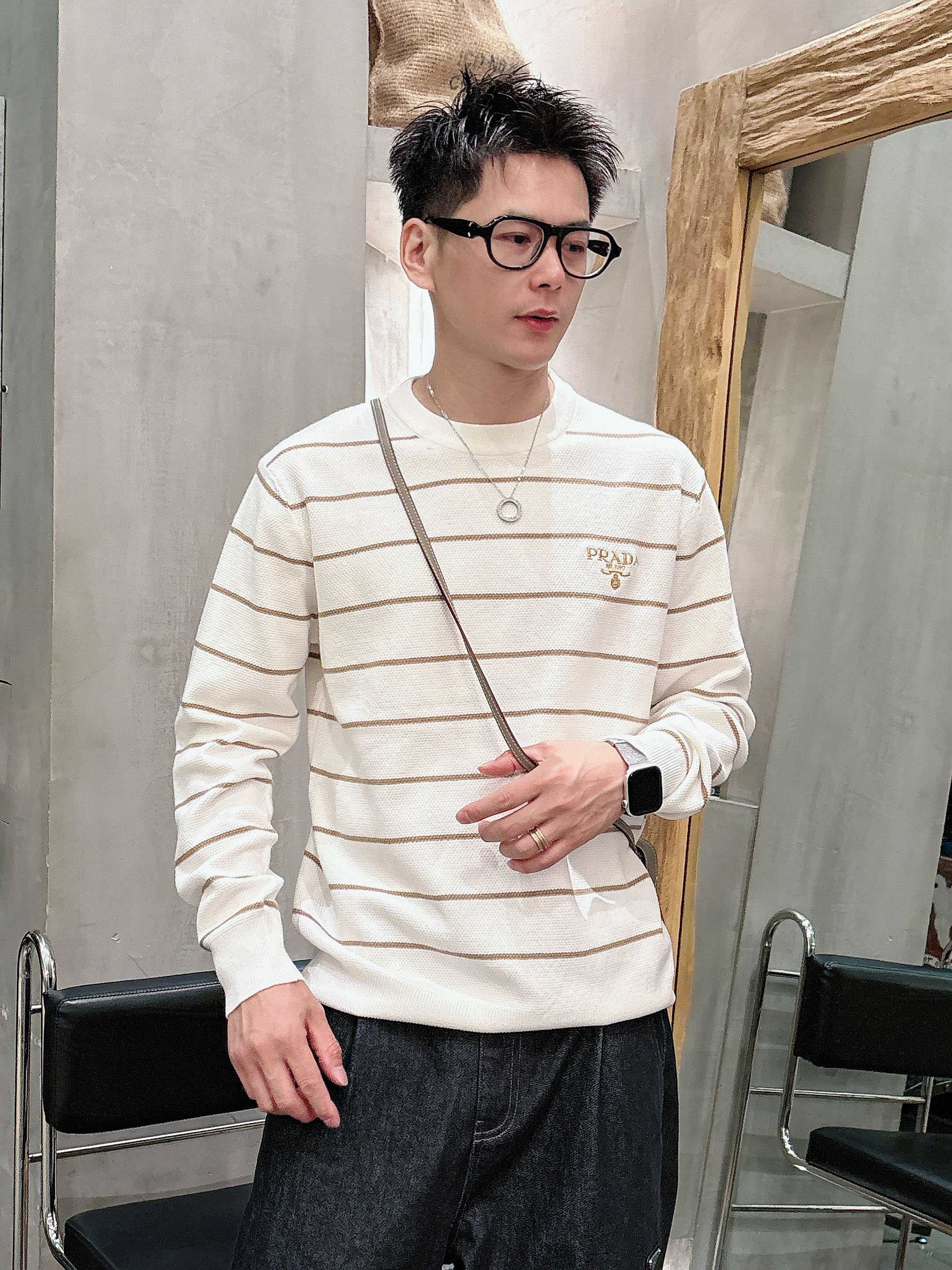 NO:563854,Prada 2025 official website has the latest crew neck sweaters for autumn and winter, and the hottest models are on sale at the same time at the counters!  Specially made of wool blended fabric. It feels comfortable. It can be directly in contact with the skin. The logo badge is exquisite and extremely eye-catching!  The details highlight the fashionable charm of big brands. Exquisite workmanship. Three-dimensional cutting style. The wearing effect is invincible and handsome!  All three standards are complete!  Size M-3XL,,prada,prada,sweaters,alexander wang19860909普拉达Prada 2025官网秋冬季最新款圆领毛衣,专柜同步在售爆款！特供羊毛混纺面料.手感舒适.可直接接触皮肤,logo徽章精致标志,极为抢眼！细节凸显大牌时尚魅力.精致做工.立体裁剪风格.穿着效果无敌帅气！三标齐全！码数M-3XL,,prada,prada,sweaters,alexander wang,Men's clothing