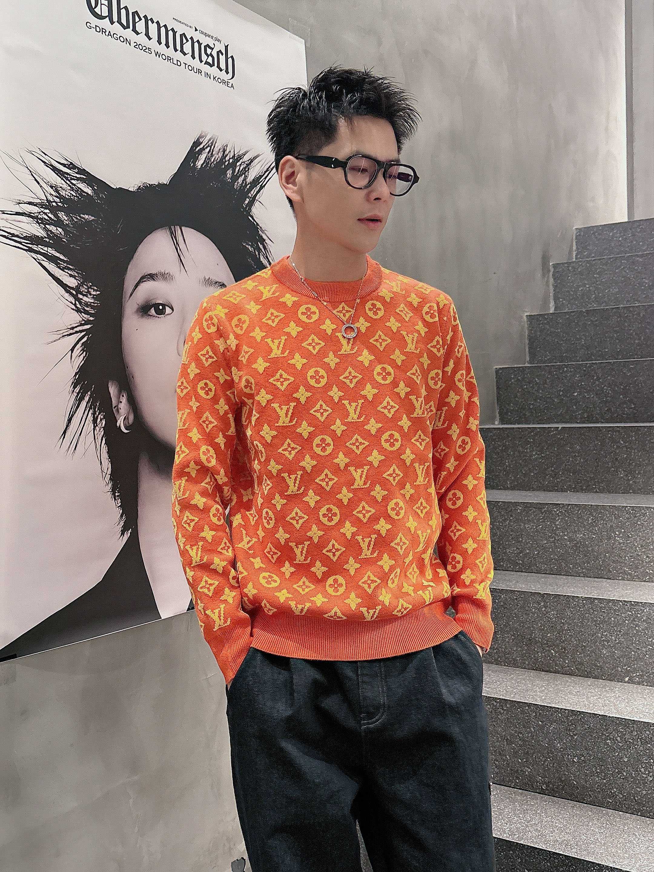 NO:563824,LV’s latest 2025 autumn and winter round-neck sweaters are available on the official website, and are on sale at the counters at the same time!  Specially made of wool blended fabric. It feels comfortable. It can be directly in contact with the skin. The logo badge is exquisite and extremely eye-catching!  The details highlight the fashionable charm of big brands. Exquisite workmanship. Three-dimensional cutting style. The wearing effect is invincible and handsome!  All three standards are complete!  Size M-3XL,,louis vuitton,sweaters,alexander wang19860909LV 2025官网秋冬季最新款圆领毛衣,专柜同步在售爆款！特供羊毛混纺面料.手感舒适.可直接接触皮肤,logo徽章精致标志,极为抢眼！细节凸显大牌时尚魅力.精致做工.立体裁剪风格.穿着效果无敌帅气！三标齐全！码数M-3XL,,louis vuitton,sweaters,alexander wang,Men's clothing