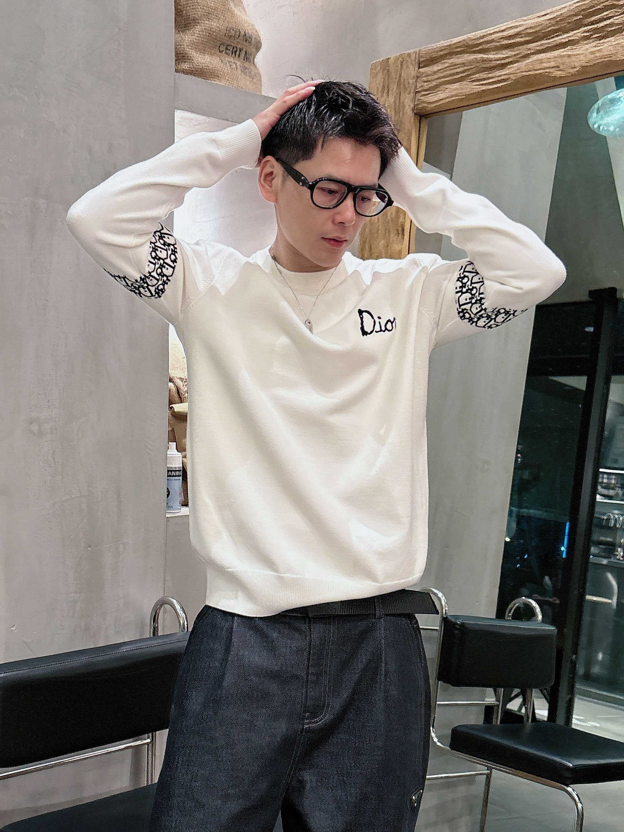 NO:563871,Dior’s latest 2025 autumn and winter round neck sweaters from the official website are on sale at the counters simultaneously!  Specially made of wool blended fabric. It feels comfortable. It can be directly in contact with the skin. The logo badge is exquisite and extremely eye-catching!  The details highlight the fashionable charm of big brands. Exquisite workmanship. Three-dimensional cutting style. The wearing effect is invincible and handsome!  All three standards are complete!  Size M-3XL,,dior,dior,sweaters,alexander wang19860909迪奥Dior 2025官网秋冬季最新款圆领毛衣,专柜同步在售爆款！特供羊毛混纺面料.手感舒适.可直接接触皮肤,logo徽章精致标志,极为抢眼！细节凸显大牌时尚魅力.精致做工.立体裁剪风格.穿着效果无敌帅气！三标齐全！码数M-3XL,,dior,dior,sweaters,alexander wang,Men's clothing