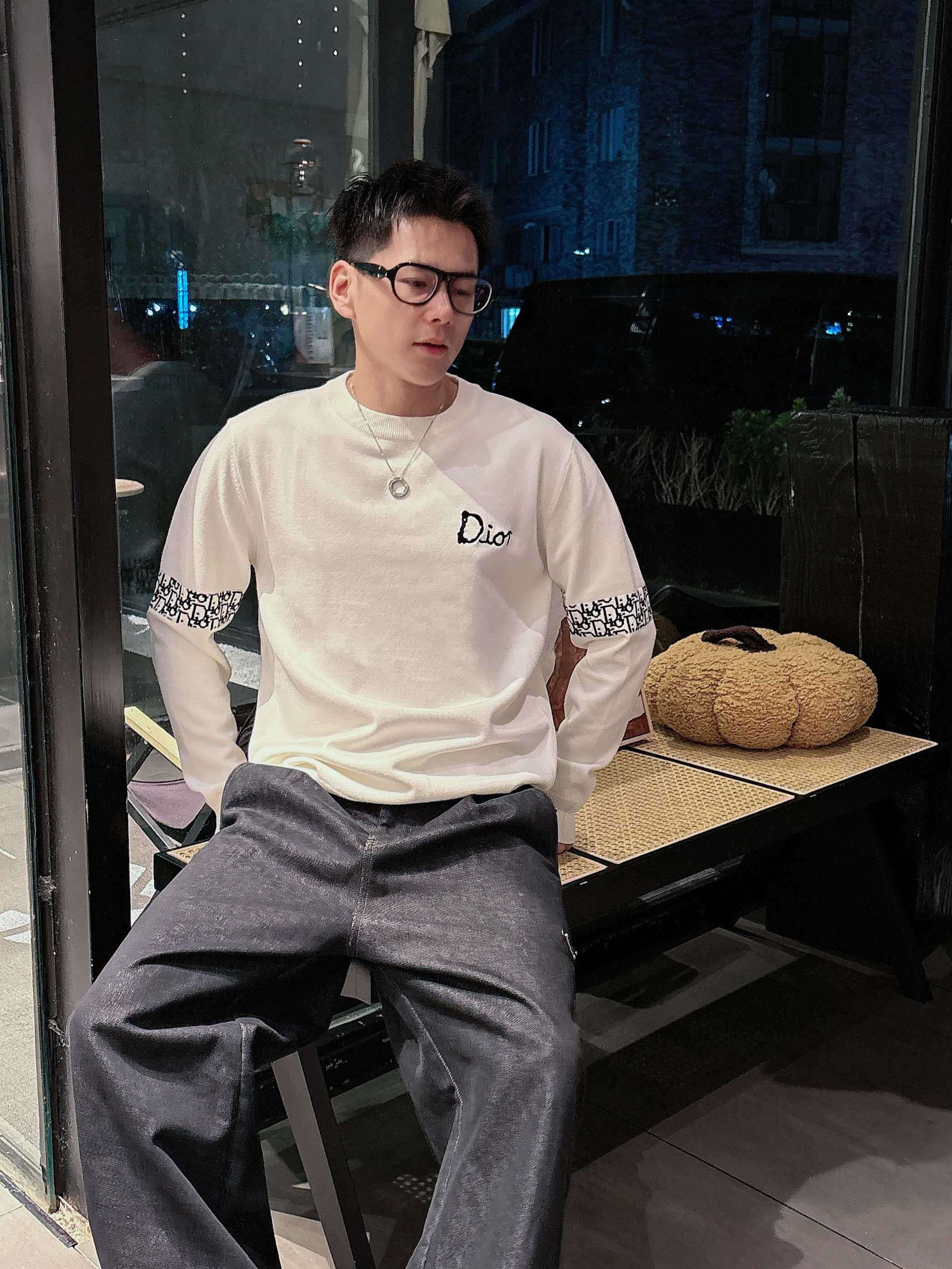迪奥Dior 2025官网秋冬季最新款圆领毛衣，专柜同步在售爆款！特供羊毛混纺面料.手感舒适.可直接接触