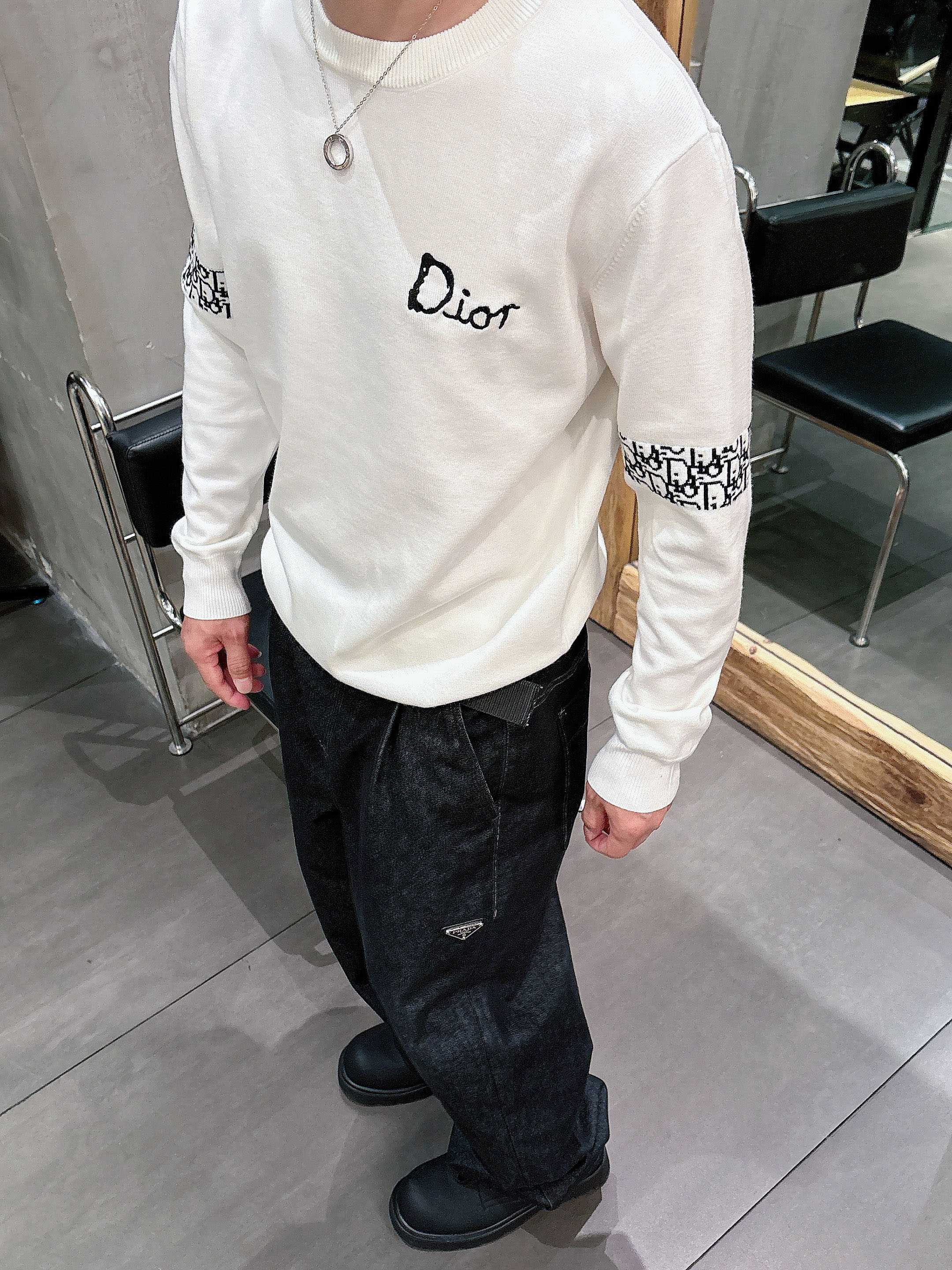 迪奥Dior 2025官网秋冬季最新款圆领毛衣，专柜同步在售爆款！特供羊毛混纺面料.手感舒适.可直接接触