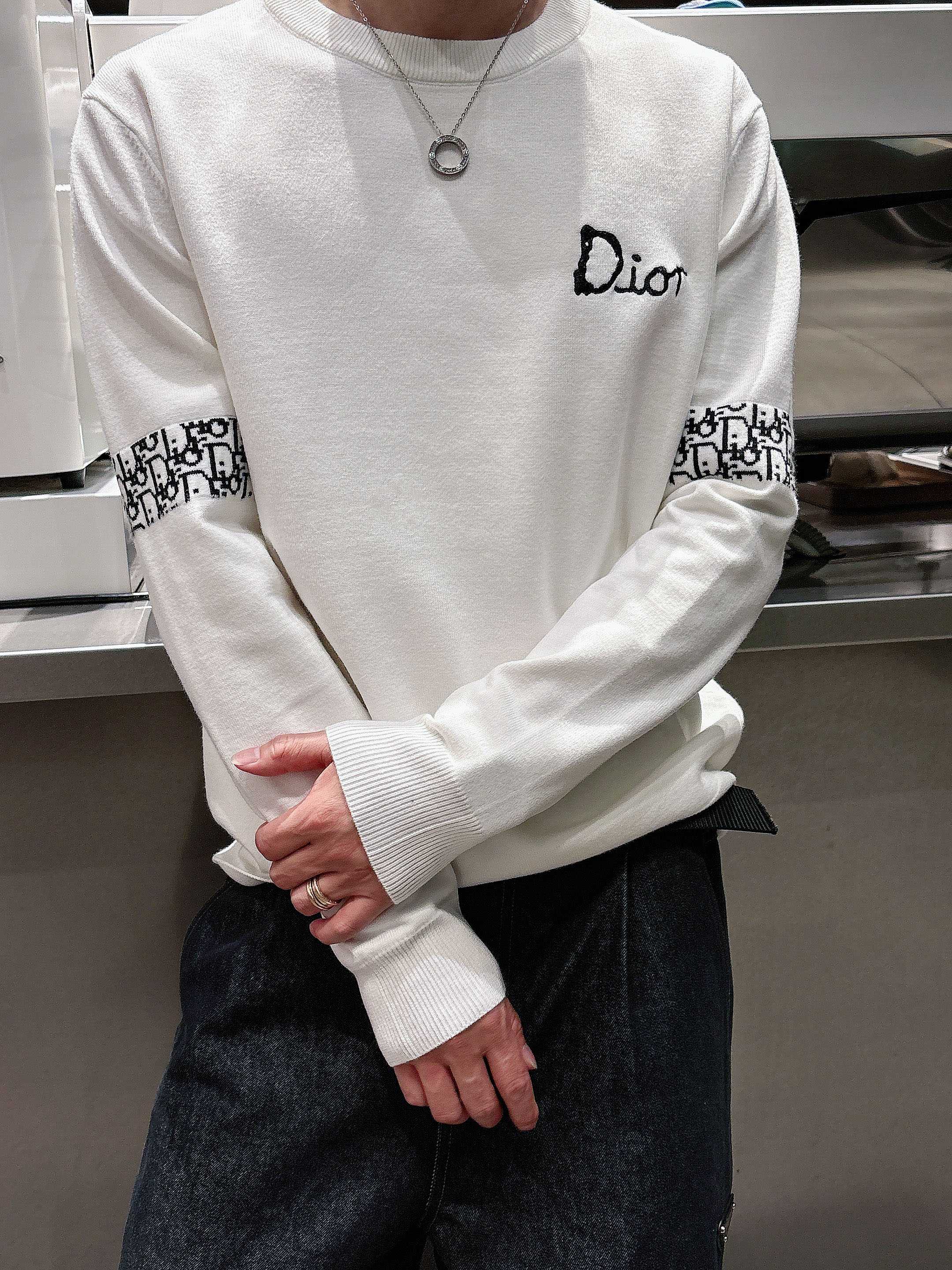 迪奥Dior 2025官网秋冬季最新款圆领毛衣，专柜同步在售爆款！特供羊毛混纺面料.手感舒适.可直接接触