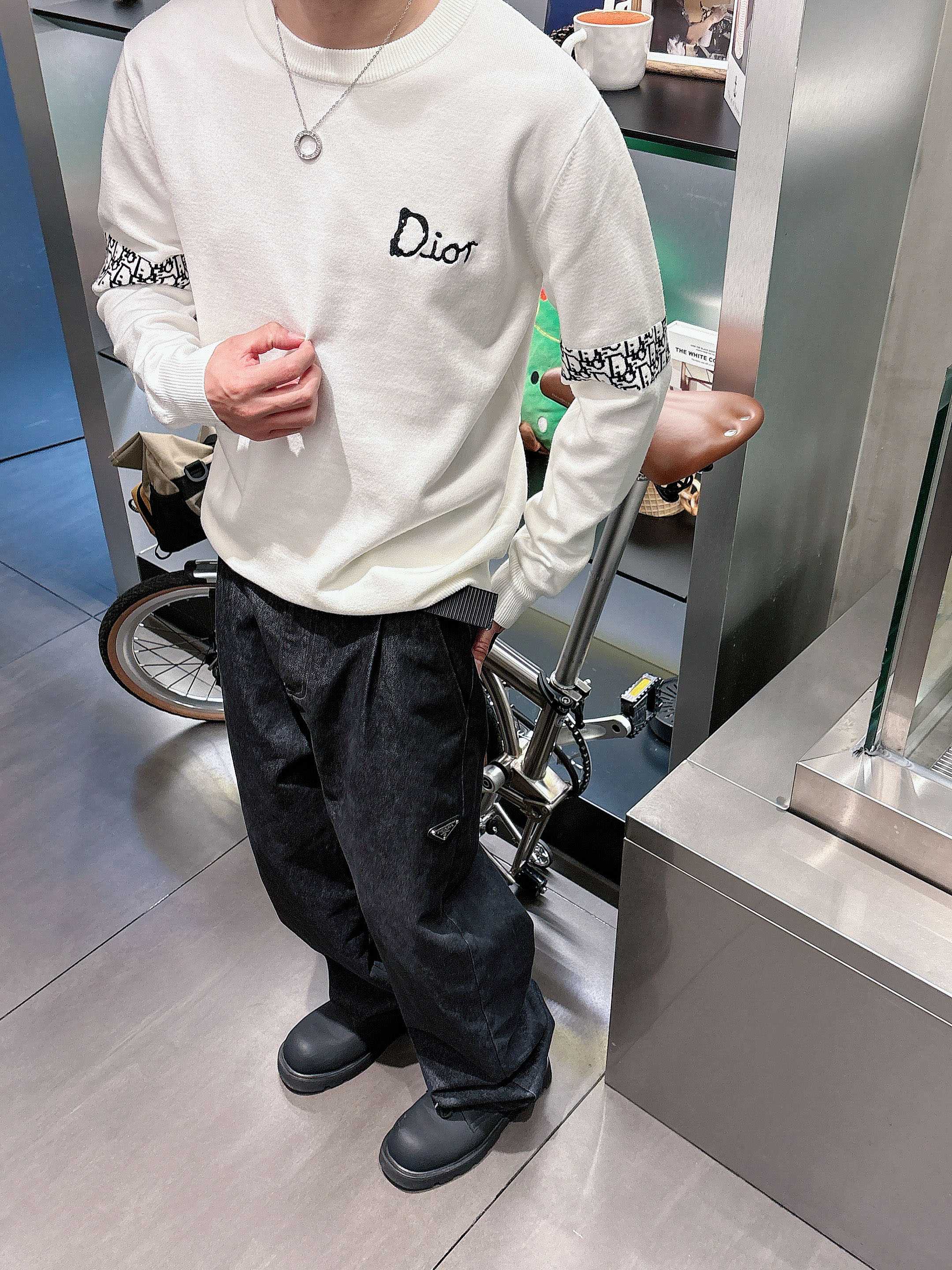 迪奥Dior 2025官网秋冬季最新款圆领毛衣，专柜同步在售爆款！特供羊毛混纺面料.手感舒适.可直接接触
