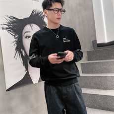 迪奥Dior 2025官网秋冬季最新款圆领毛衣,专柜同步在售爆款!特供羊毛混纺面料.手感舒适.可直接接触 迪奥Dior 2025官网秋冬季最新款圆领毛衣,专柜同步在售爆款!特供羊毛混纺面料.手感舒适.可直接接触