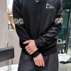 迪奥Dior 2025官网秋冬季最新款圆领毛衣,专柜同步在售爆款!特供羊毛混纺面料.手感舒适.可直接接触 迪奥Dior 2025官网秋冬季最新款圆领毛衣,专柜同步在售爆款!特供羊毛混纺面料.手感舒适.可直接接触