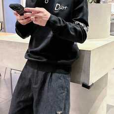 迪奥Dior 2025官网秋冬季最新款圆领毛衣,专柜同步在售爆款!特供羊毛混纺面料.手感舒适.可直接接触 迪奥Dior 2025官网秋冬季最新款圆领毛衣,专柜同步在售爆款!特供羊毛混纺面料.手感舒适.可直接接触