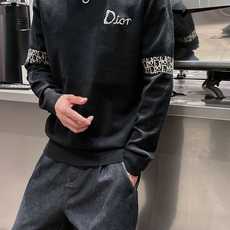 迪奥Dior 2025官网秋冬季最新款圆领毛衣,专柜同步在售爆款!特供羊毛混纺面料.手感舒适.可直接接触 迪奥Dior 2025官网秋冬季最新款圆领毛衣,专柜同步在售爆款!特供羊毛混纺面料.手感舒适.可直接接触