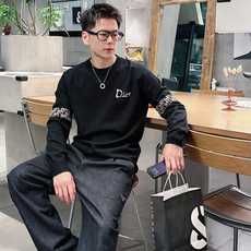 迪奥Dior 2025官网秋冬季最新款圆领毛衣,专柜同步在售爆款!特供羊毛混纺面料.手感舒适.可直接接触 迪奥Dior 2025官网秋冬季最新款圆领毛衣,专柜同步在售爆款!特供羊毛混纺面料.手感舒适.可直接接触