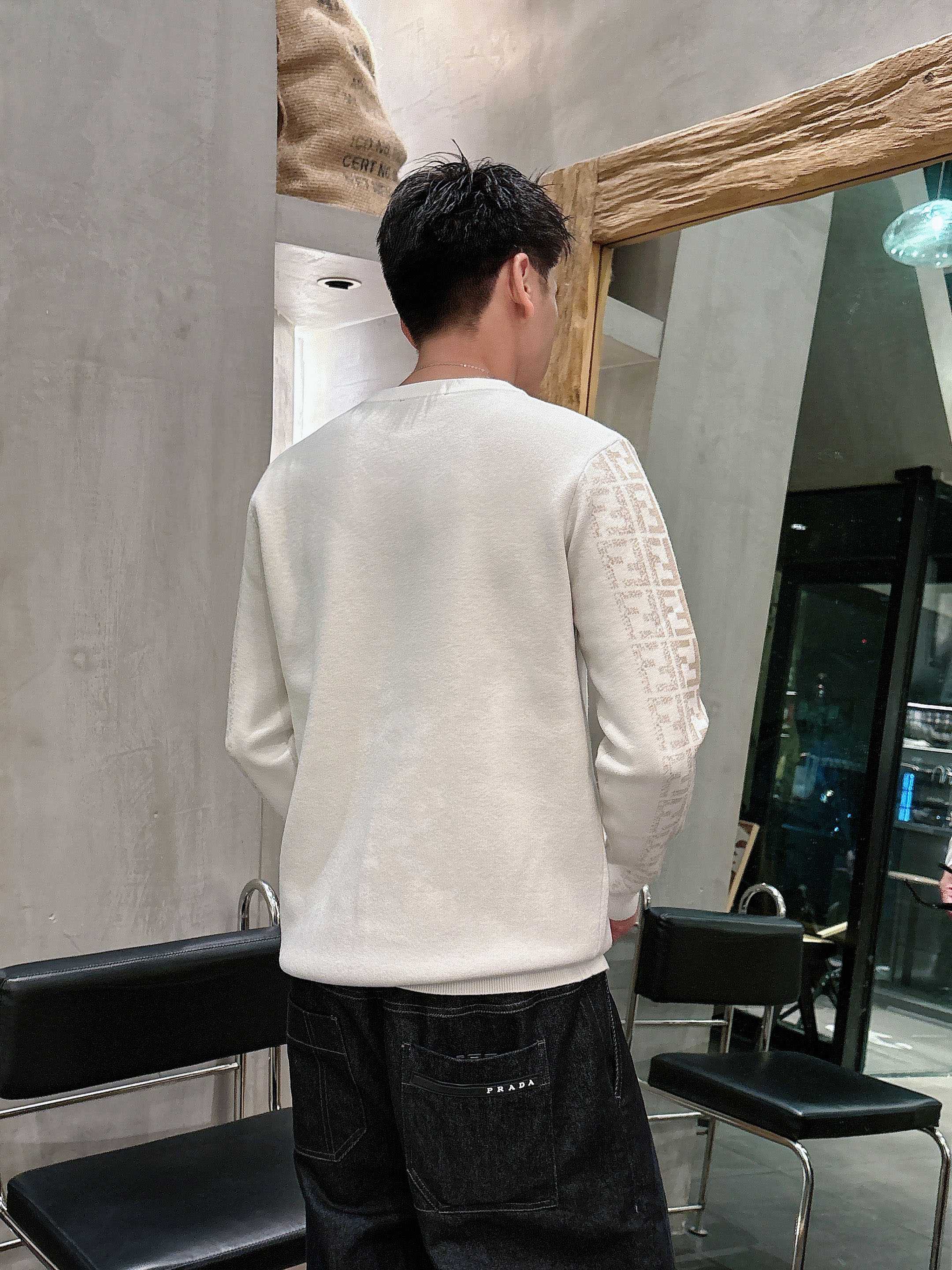 芬迪Fendi 2025官网秋冬季最新款圆领毛衣，专柜同步在售爆款！特供羊毛混纺面料.手感舒适.可直接接