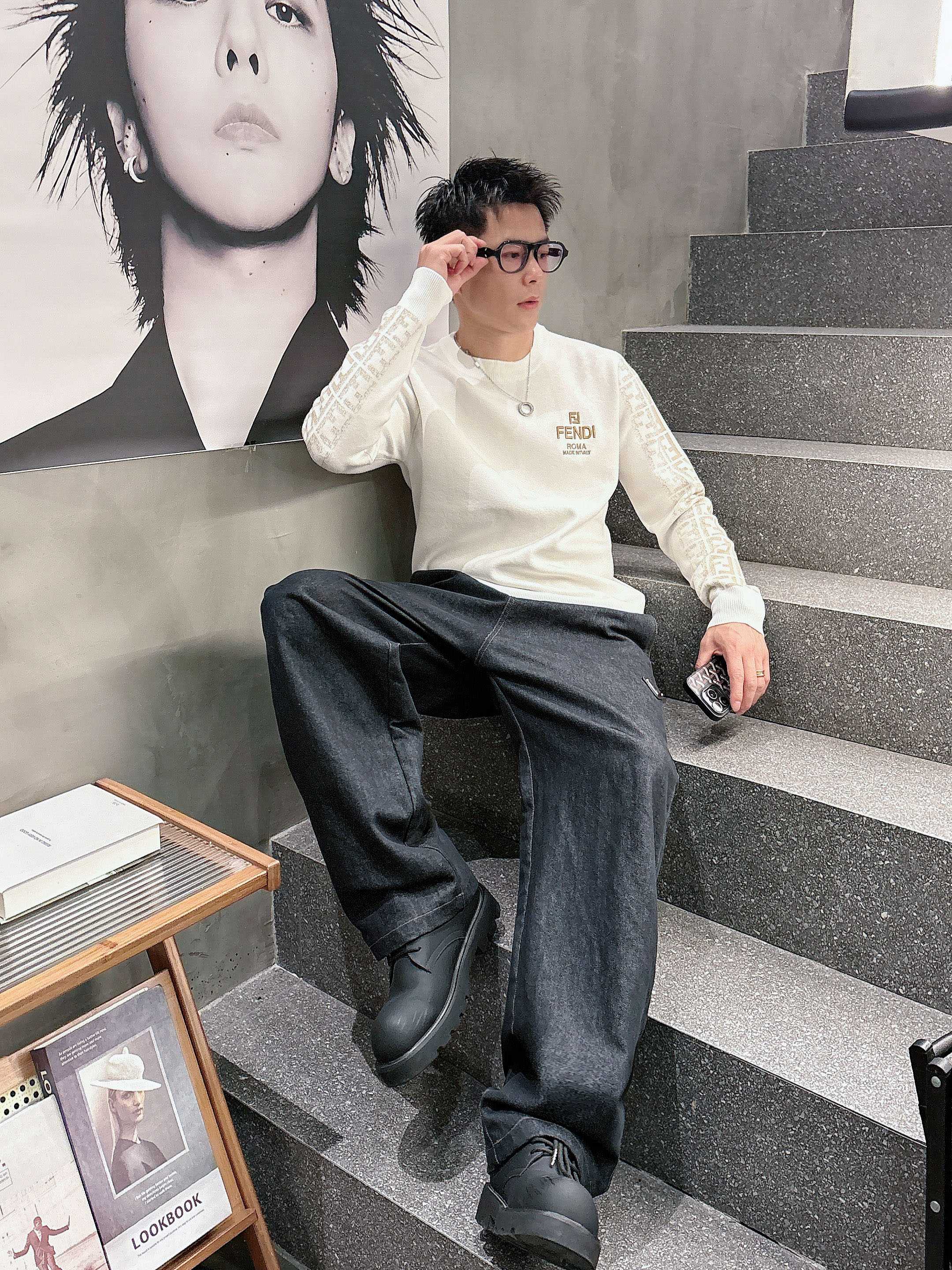 芬迪Fendi 2025官网秋冬季最新款圆领毛衣，专柜同步在售爆款！特供羊毛混纺面料.手感舒适.可直接接