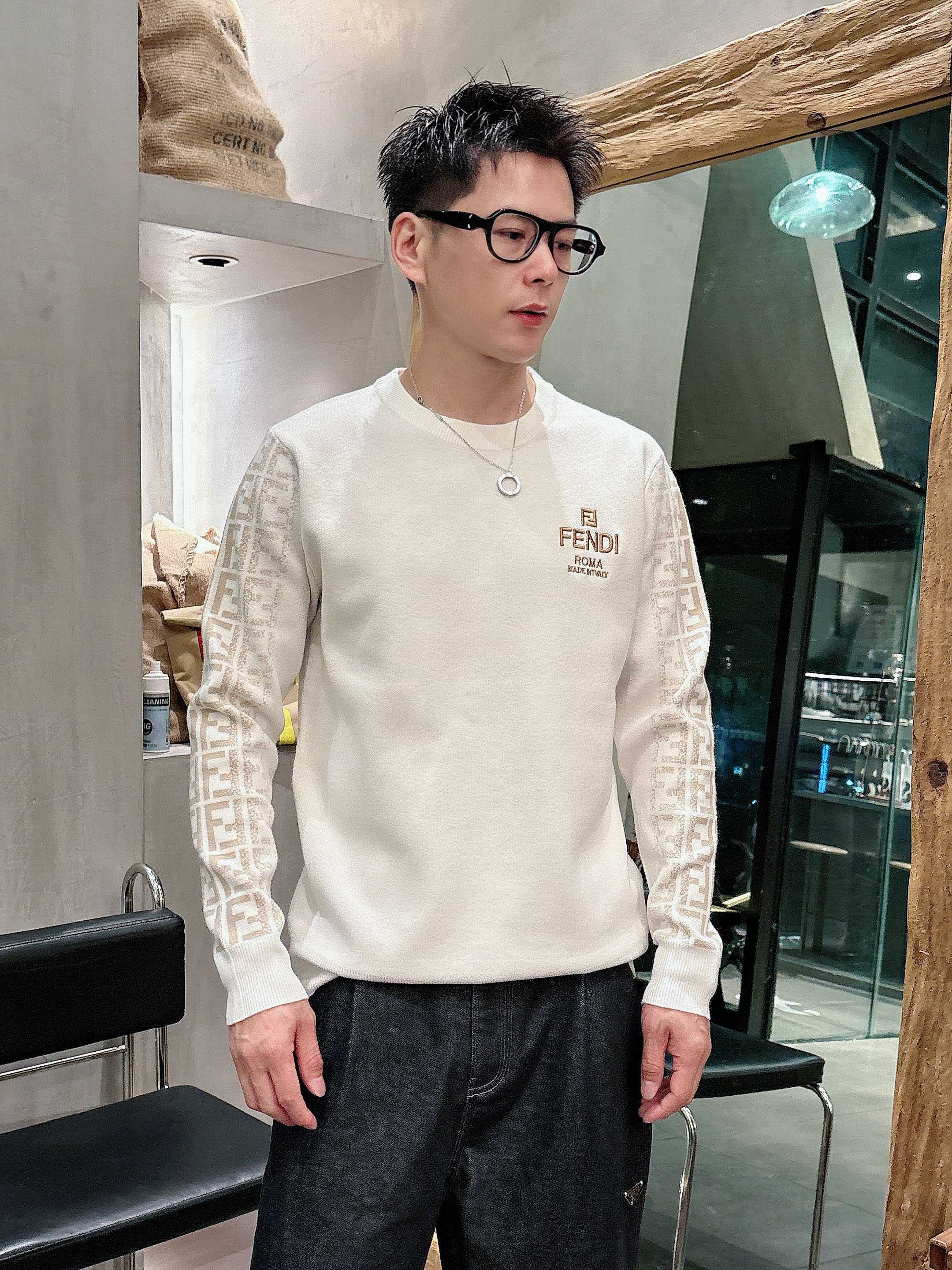 芬迪Fendi 2025官网秋冬季最新款圆领毛衣，专柜同步在售爆款！特供羊毛混纺面料.手感舒适.可直接接