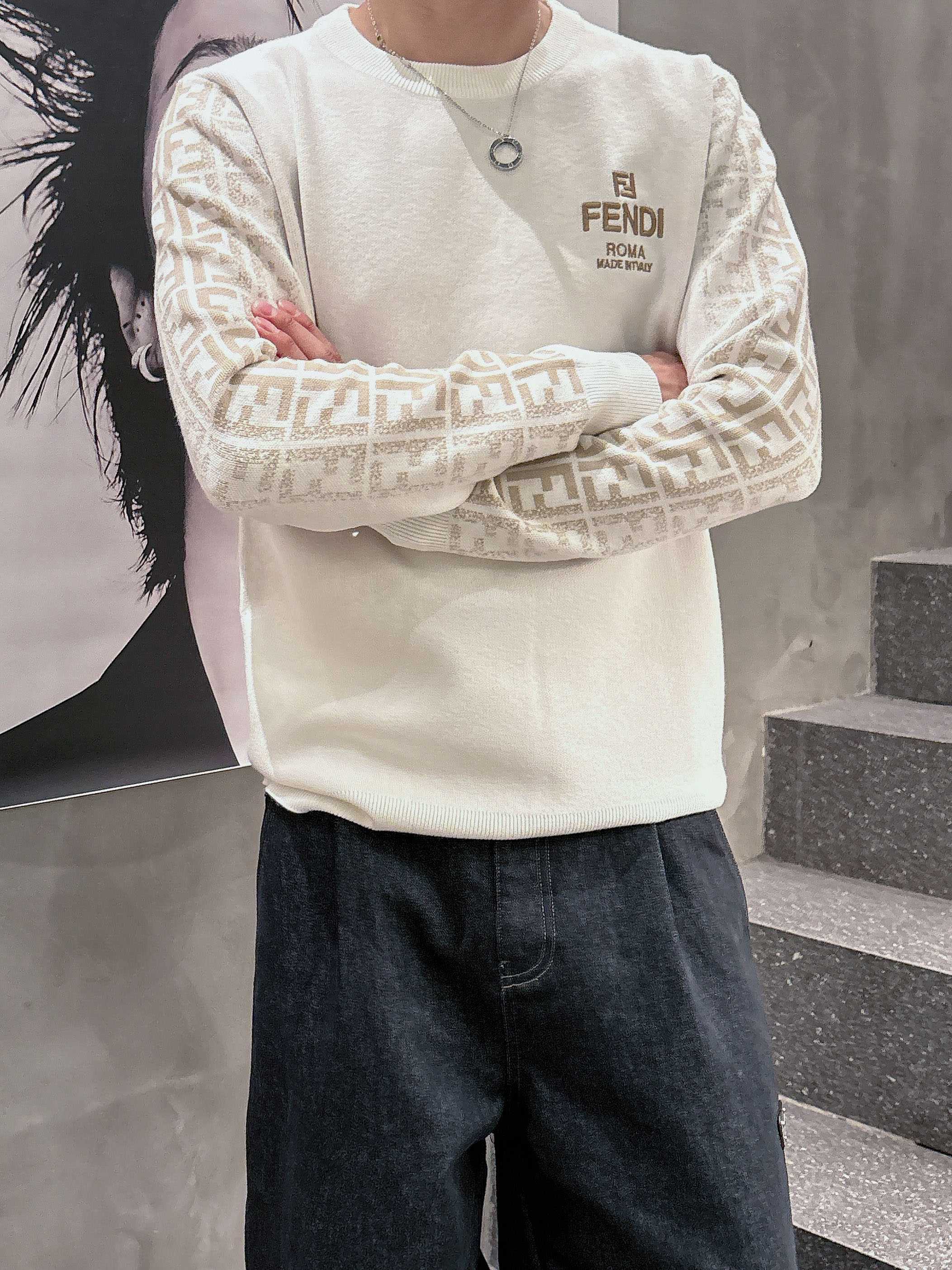 芬迪Fendi 2025官网秋冬季最新款圆领毛衣，专柜同步在售爆款！特供羊毛混纺面料.手感舒适.可直接接