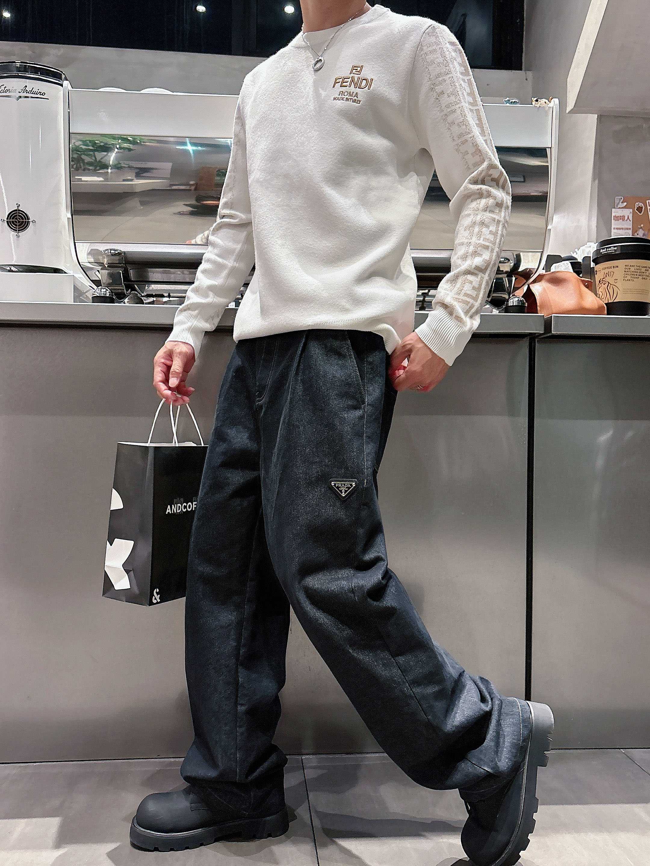 芬迪Fendi 2025官网秋冬季最新款圆领毛衣，专柜同步在售爆款！特供羊毛混纺面料.手感舒适.可直接接
