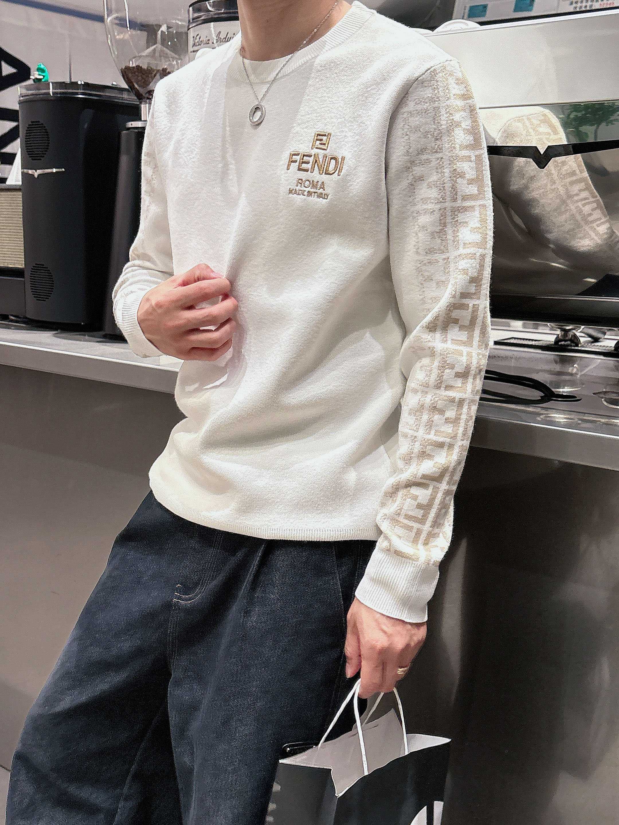 芬迪Fendi 2025官网秋冬季最新款圆领毛衣，专柜同步在售爆款！特供羊毛混纺面料.手感舒适.可直接接