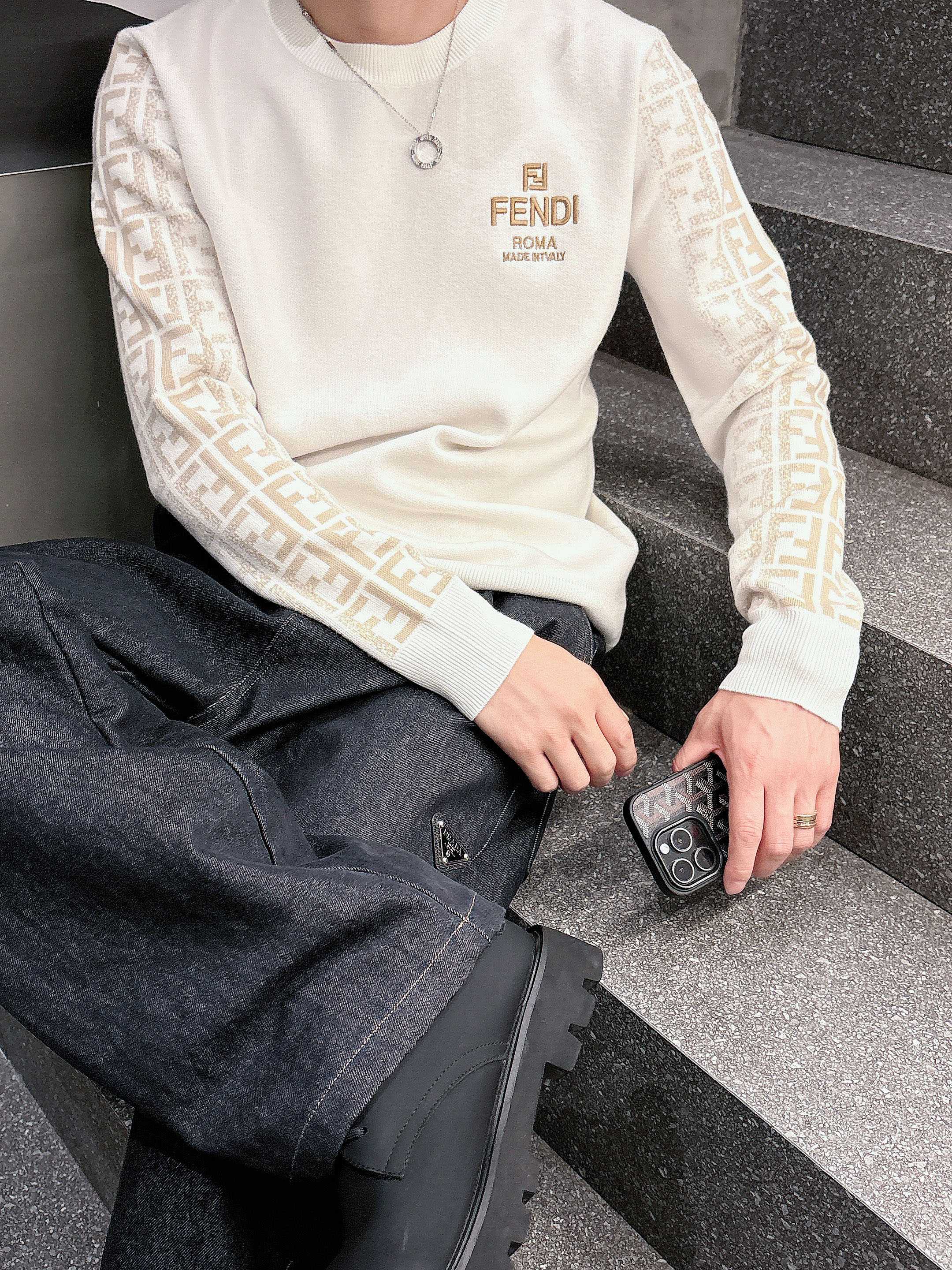 芬迪Fendi 2025官网秋冬季最新款圆领毛衣，专柜同步在售爆款！特供羊毛混纺面料.手感舒适.可直接接