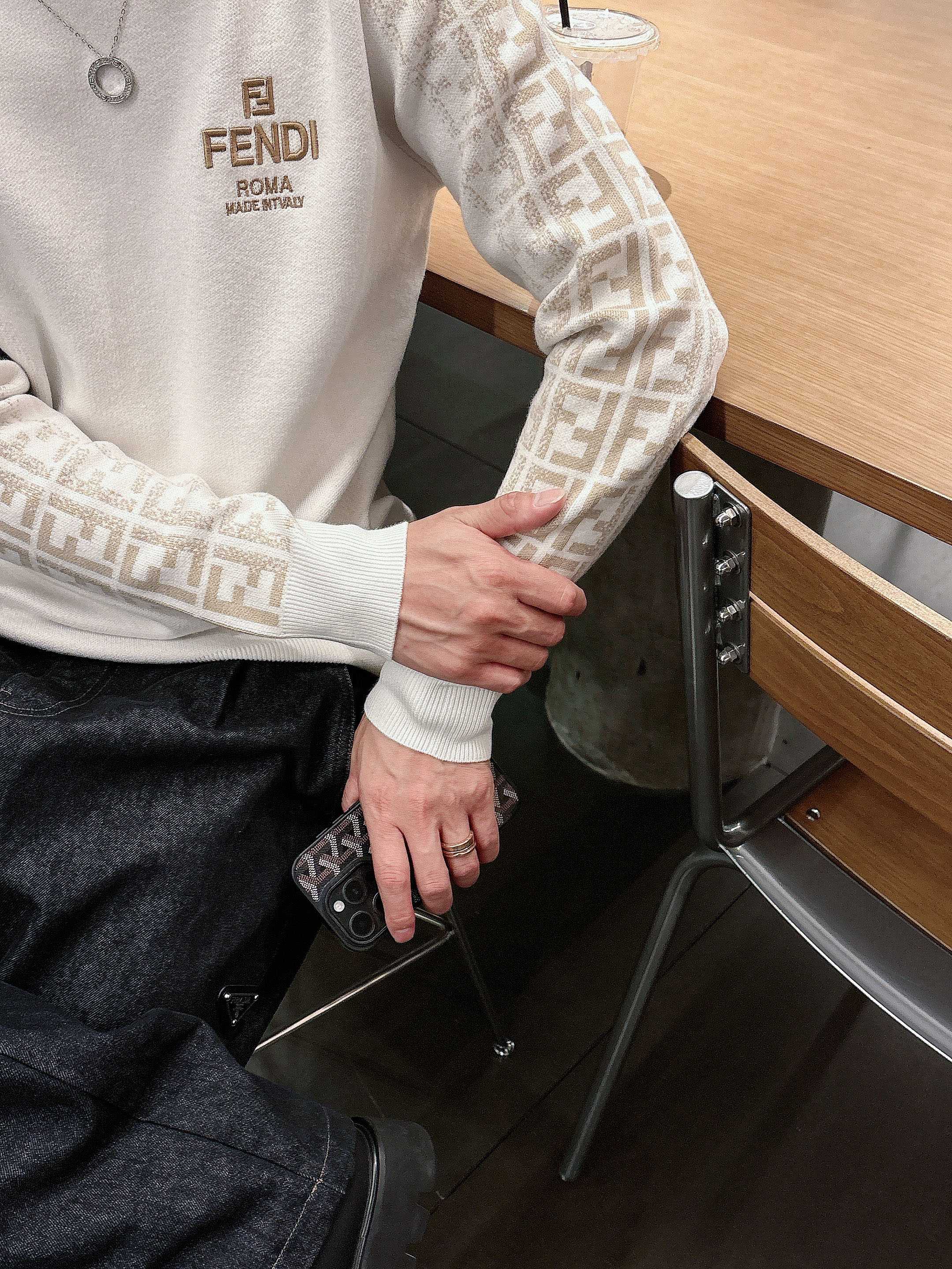 芬迪Fendi 2025官网秋冬季最新款圆领毛衣，专柜同步在售爆款！特供羊毛混纺面料.手感舒适.可直接接