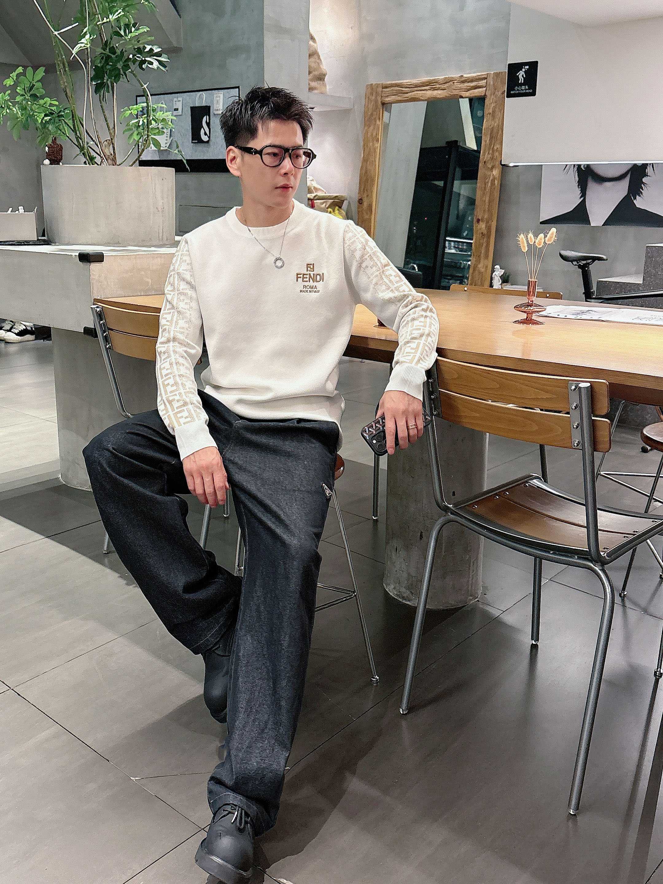 芬迪Fendi 2025官网秋冬季最新款圆领毛衣，专柜同步在售爆款！特供羊毛混纺面料.手感舒适.可直接接