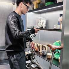 芬迪Fendi 2025官网秋冬季最新款圆领毛衣,专柜同步在售爆款!特供羊毛混纺面料.手感舒适.可直接接 芬迪Fendi 2025官网秋冬季最新款圆领毛衣,专柜同步在售爆款!特供羊毛混纺面料.手感舒适.可直接接