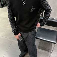 芬迪Fendi 2025官网秋冬季最新款圆领毛衣,专柜同步在售爆款!特供羊毛混纺面料.手感舒适.可直接接 芬迪Fendi 2025官网秋冬季最新款圆领毛衣,专柜同步在售爆款!特供羊毛混纺面料.手感舒适.可直接接