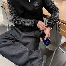芬迪Fendi 2025官网秋冬季最新款圆领毛衣,专柜同步在售爆款!特供羊毛混纺面料.手感舒适.可直接接 芬迪Fendi 2025官网秋冬季最新款圆领毛衣,专柜同步在售爆款!特供羊毛混纺面料.手感舒适.可直接接