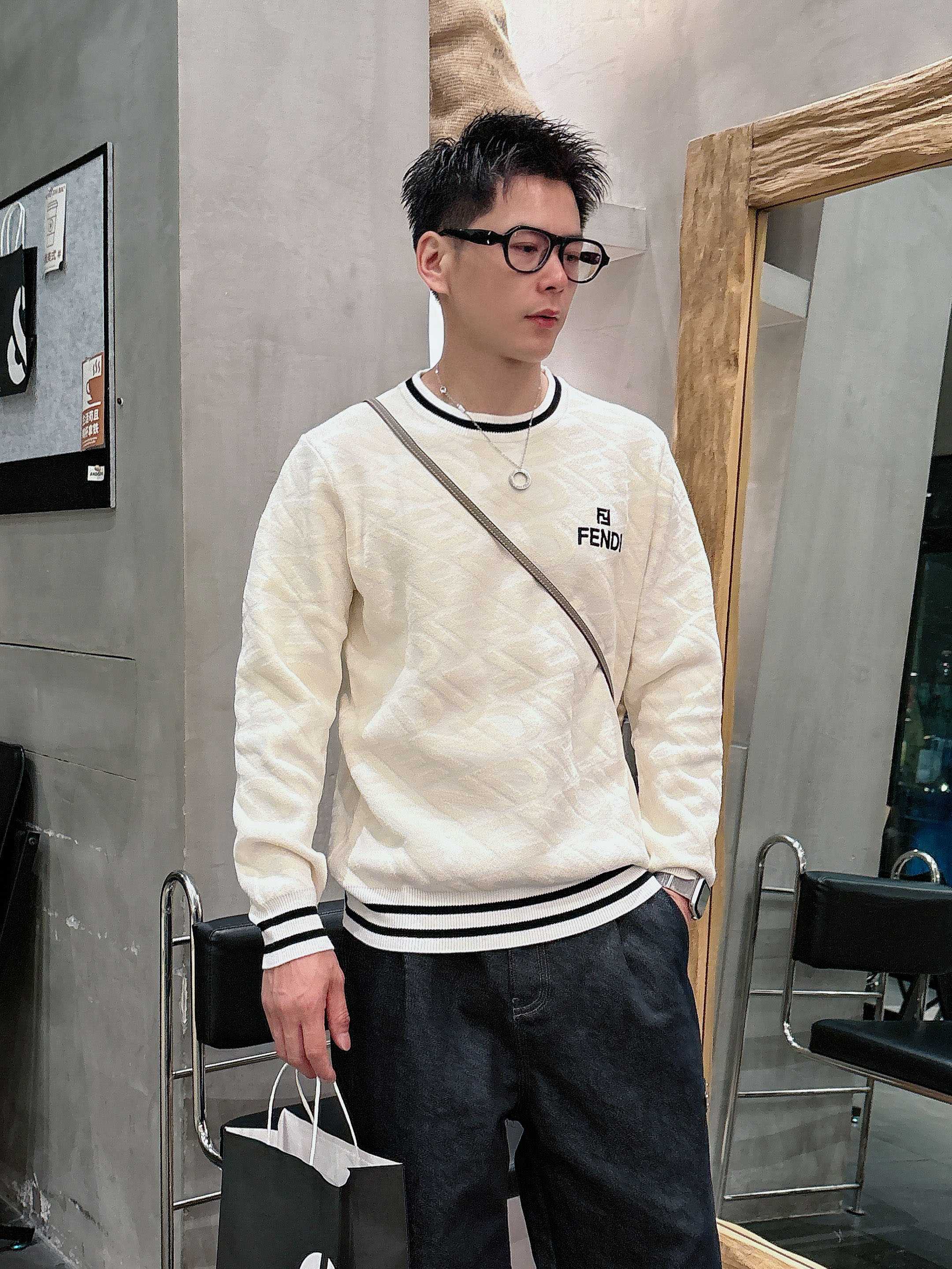 芬迪Fendi 2025官网秋冬季最新款圆领毛衣，专柜同步在售爆款！特供羊毛混纺面料.手感舒适.可直接接