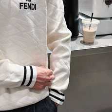 芬迪Fendi 2025官网秋冬季最新款圆领毛衣,专柜同步在售爆款!特供羊毛混纺面料.手感舒适.可直接接 芬迪Fendi 2025官网秋冬季最新款圆领毛衣,专柜同步在售爆款!特供羊毛混纺面料.手感舒适.可直接接