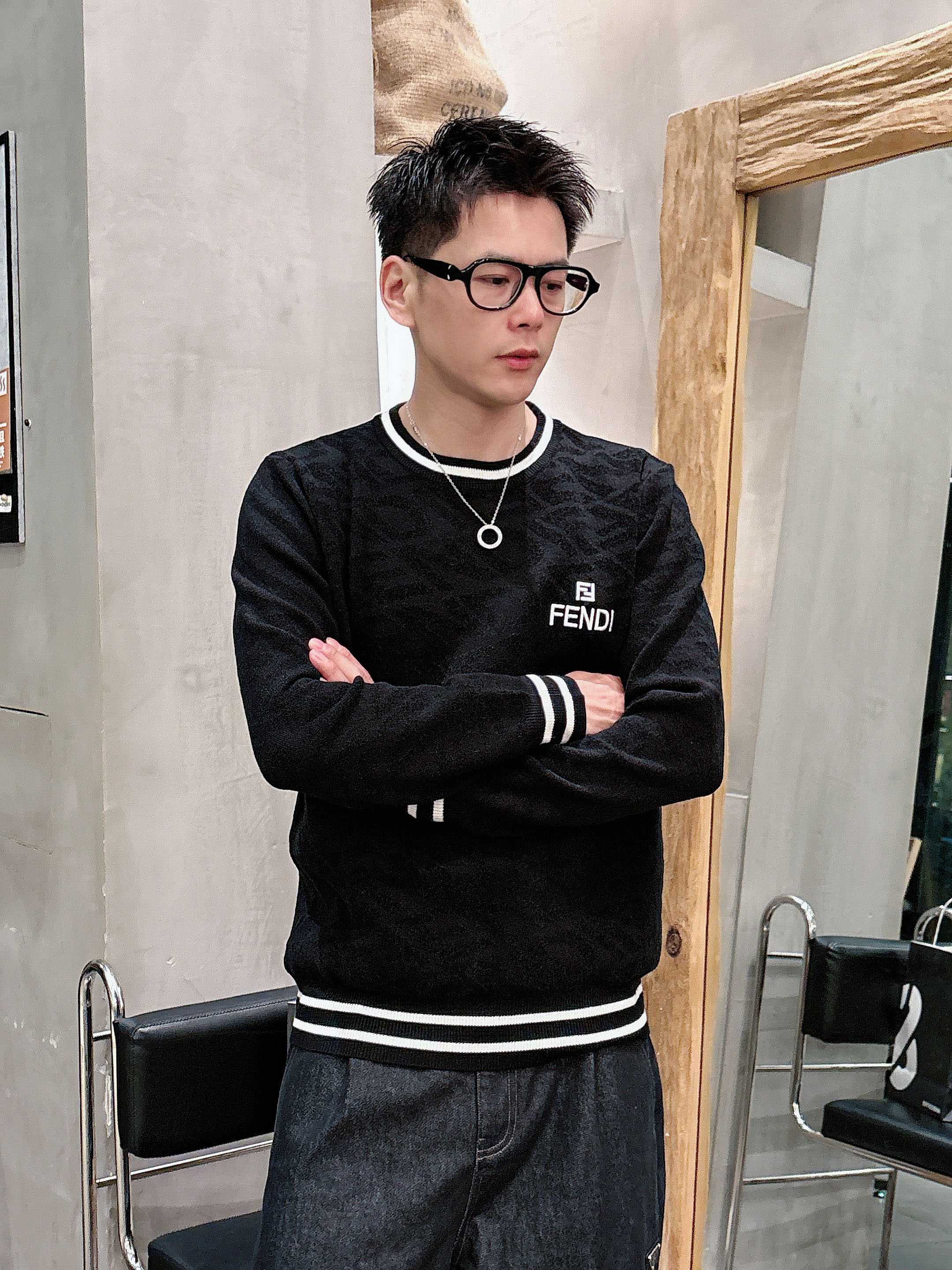 芬迪Fendi 2025官网秋冬季最新款圆领毛衣，专柜同步在售爆款！特供羊毛混纺面料.手感舒适.可直接接